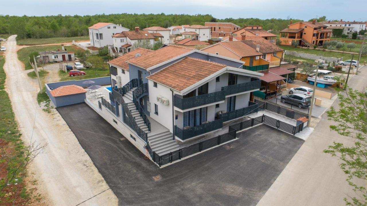 Apartmani Natalija โปเรช ภายนอก รูปภาพ