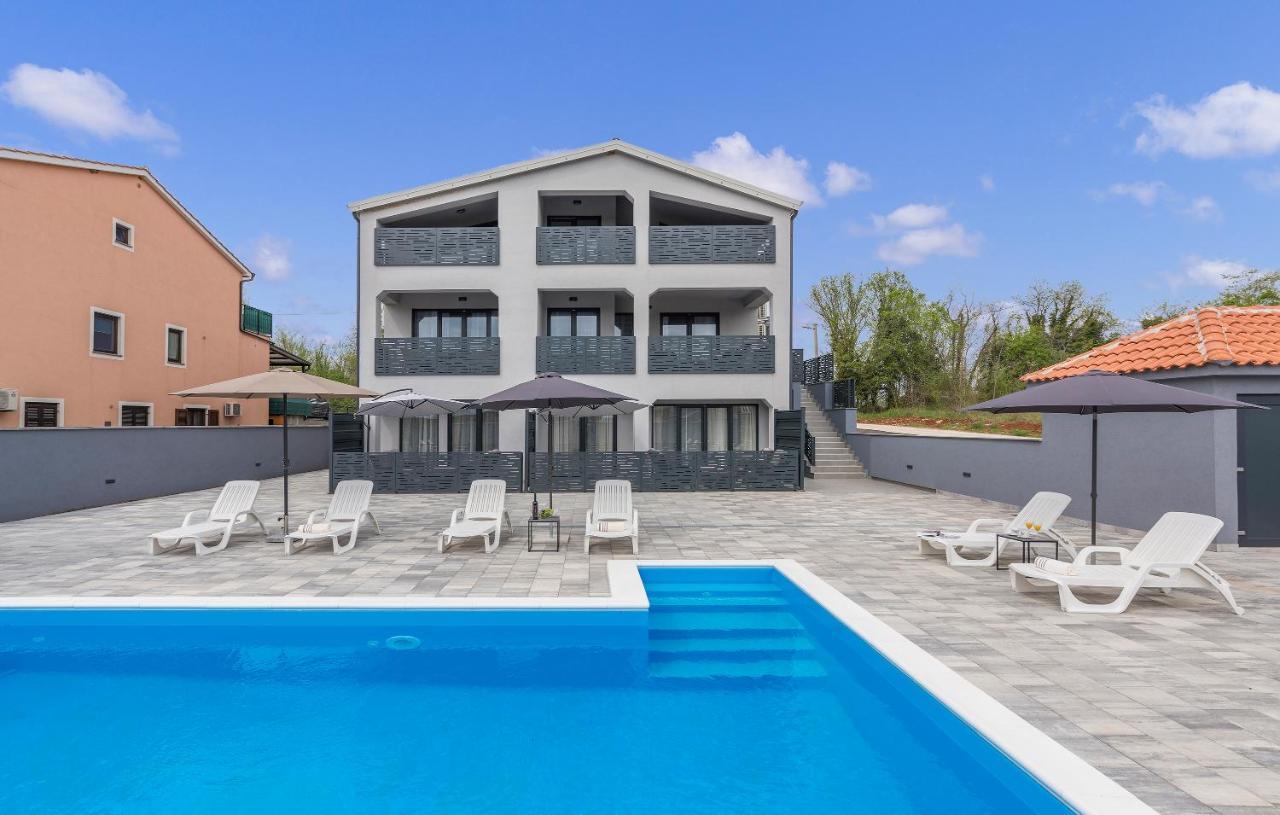 Apartmani Natalija โปเรช ภายนอก รูปภาพ