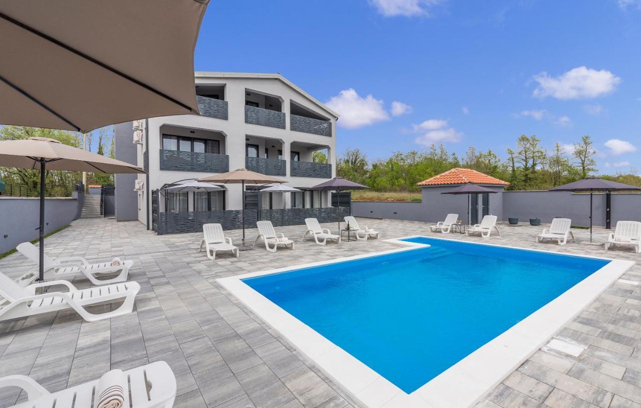 Apartmani Natalija โปเรช ภายนอก รูปภาพ