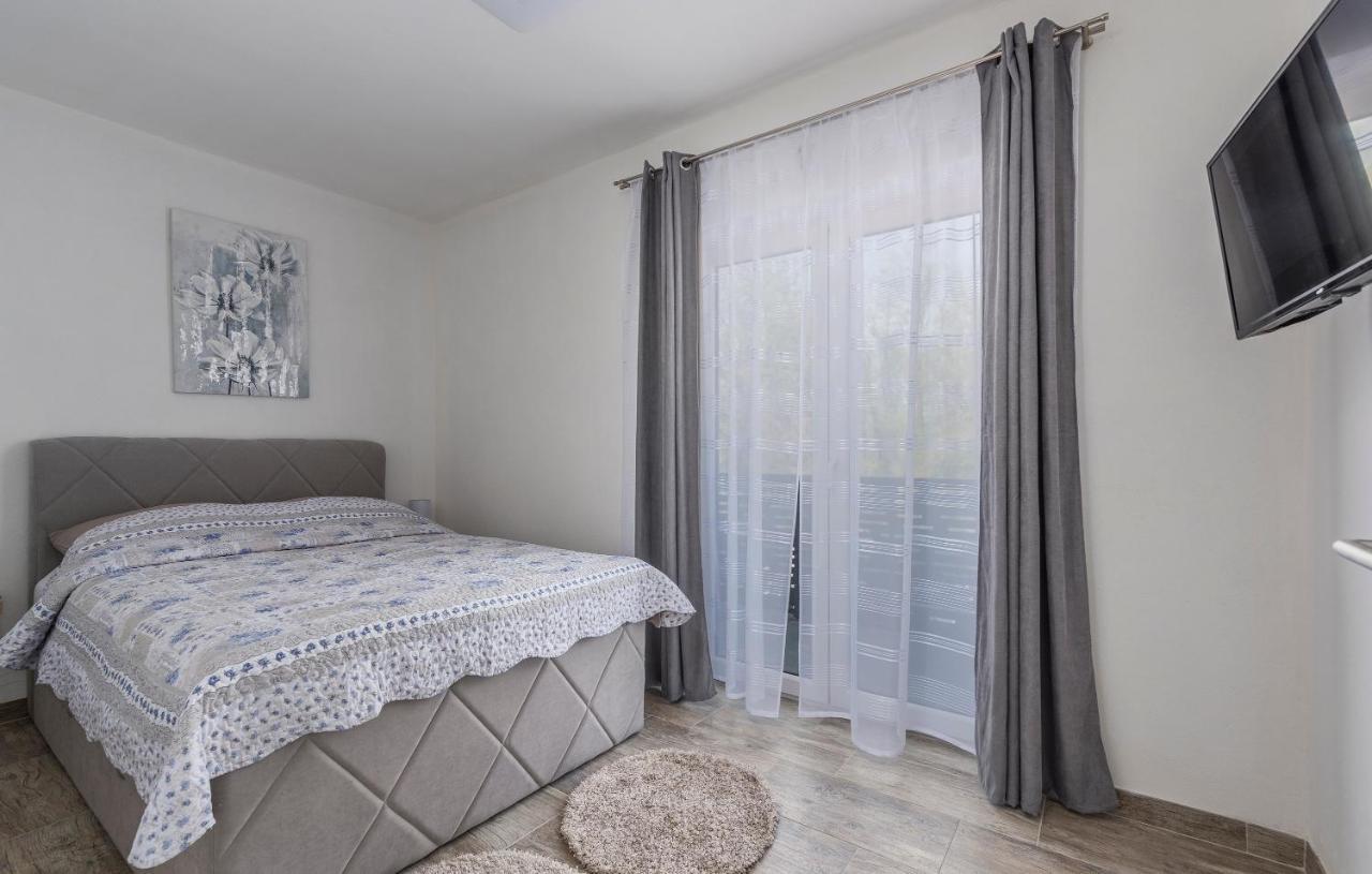 Apartmani Natalija โปเรช ภายนอก รูปภาพ