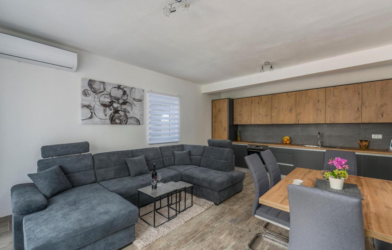 Apartmani Natalija โปเรช ภายนอก รูปภาพ