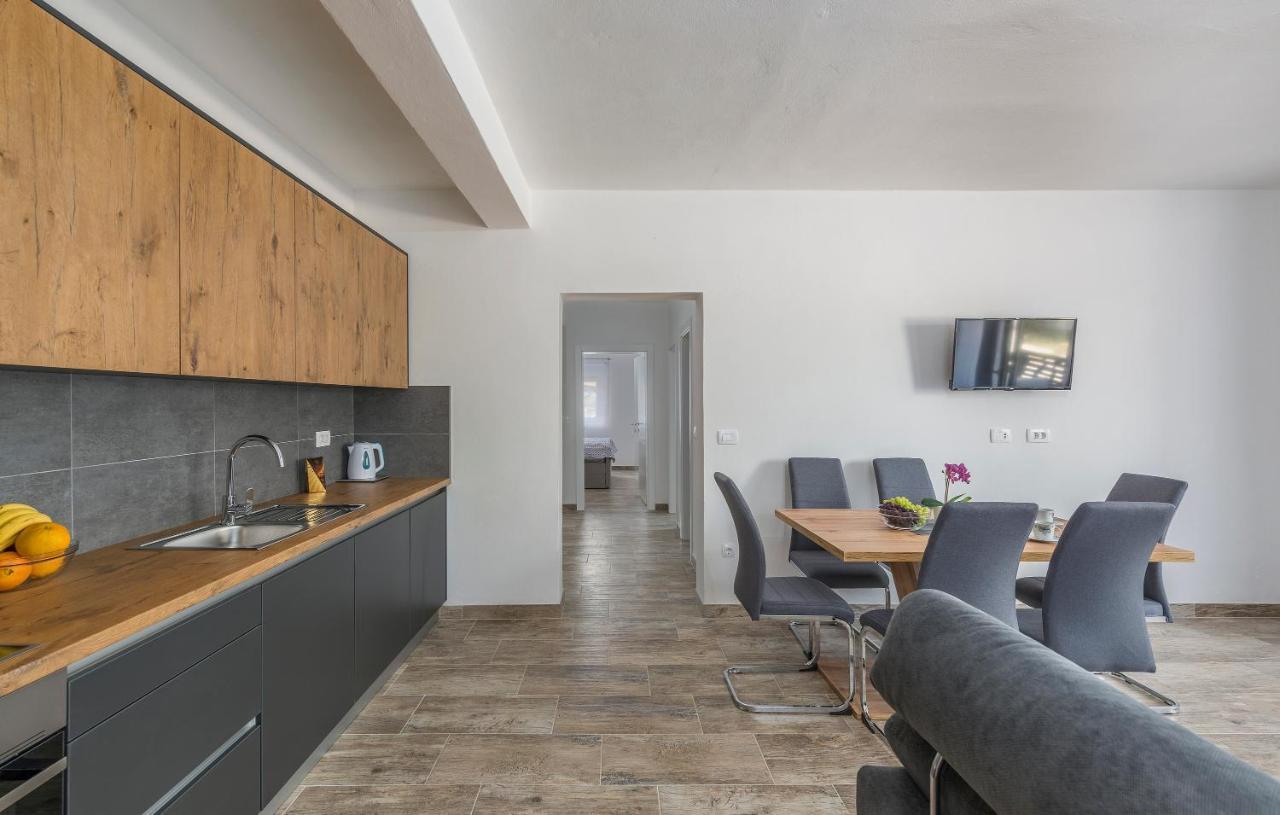 Apartmani Natalija โปเรช ภายนอก รูปภาพ