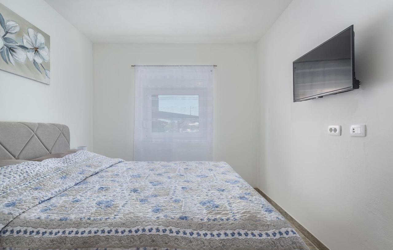 Apartmani Natalija โปเรช ภายนอก รูปภาพ