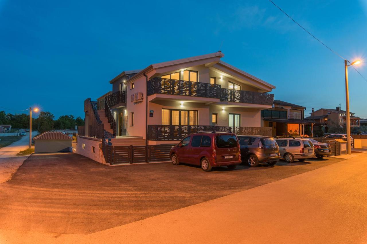 Apartmani Natalija โปเรช ภายนอก รูปภาพ